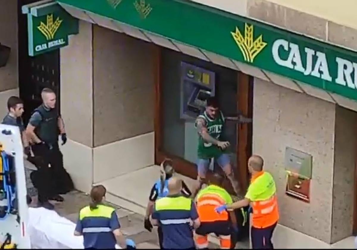 Un guardia civil recibió un puntapié, ya en el suelo, de un hombre muy violento rodeado de agentes, de los que solo intervino uno