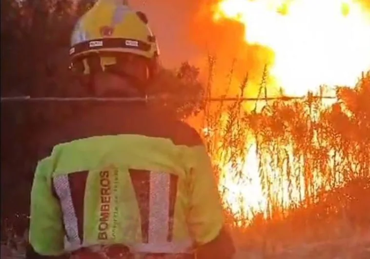 Un bombero trabaja para apagar el incendio declarado este viernes en Arcicóllar