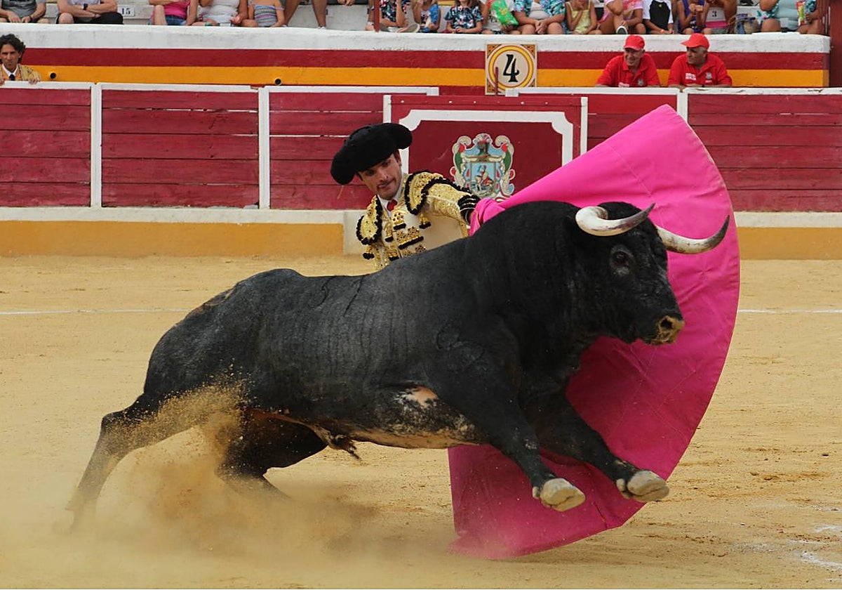 Castaño lancea a la verónica al segundo, otro pavo, que tumbó al caballo y con el que acertó al recetar series cortas de tres o cuatro muletazos