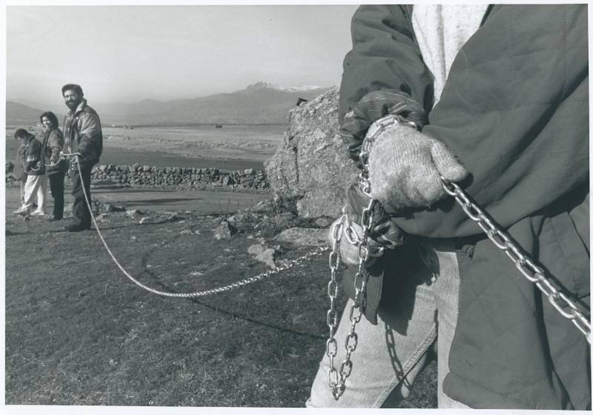 Vecinos encadenados en los terrenos de la cárcel de Soto del Real, en 1993