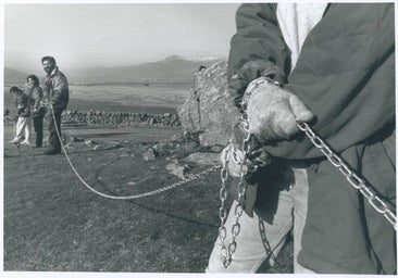 Alcaldes detenidos y una vara de mando rota en la revuelta popular contra una cárcel madrileña