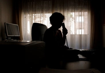 La soledad y la depresión estivales concentran la actividad del Teléfono de la Esperanza en Córdoba