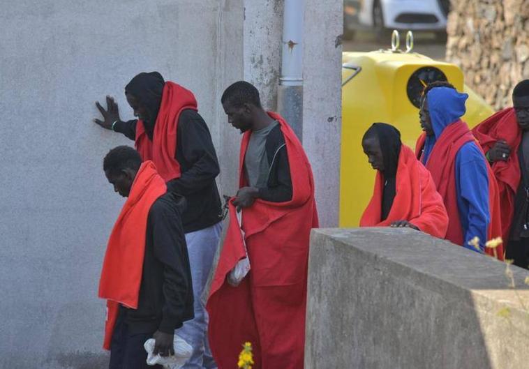 En las últimas horas 409 inmigrantes han sido rescatados a bordo de seis pequeñas pateras en aguas de Canarias