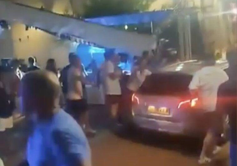 Un conductor estrella su coche contra el escenario de la fiesta mayor de un pueblo de Alicante