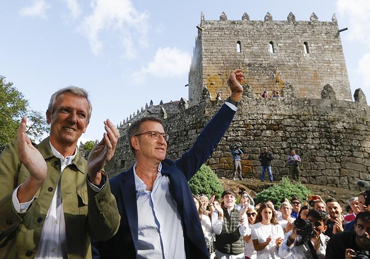 Alfonso Rueda y Alberto Núñez Feijóo, saludando a su llegada a Soutomaior