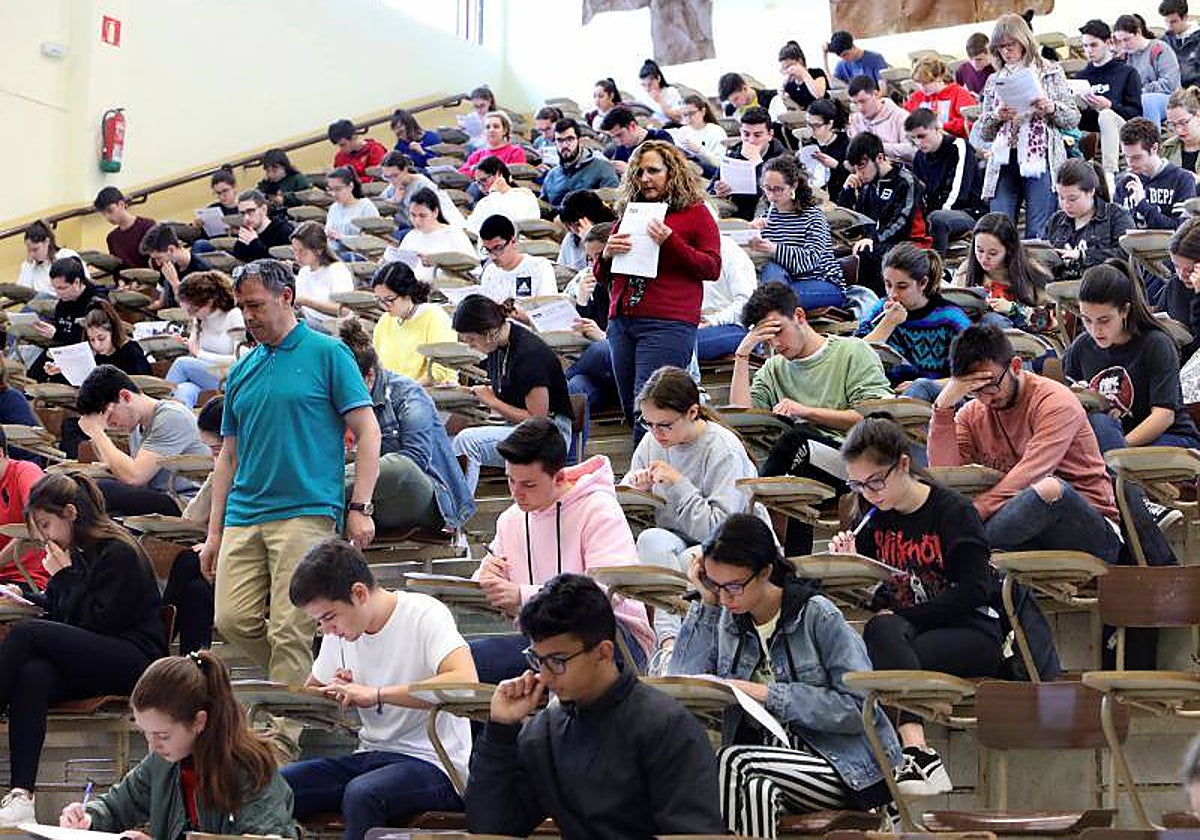Jóvenes durante un examen de la EBAU en la USC
