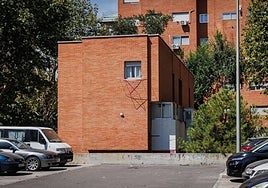 Urbanismo estudia las condiciones de la casa de Usera dividida en nueve infraviviendas
