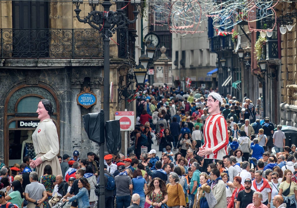 Los gigantes desfilan en unas calles de Bilbao abarrotadas