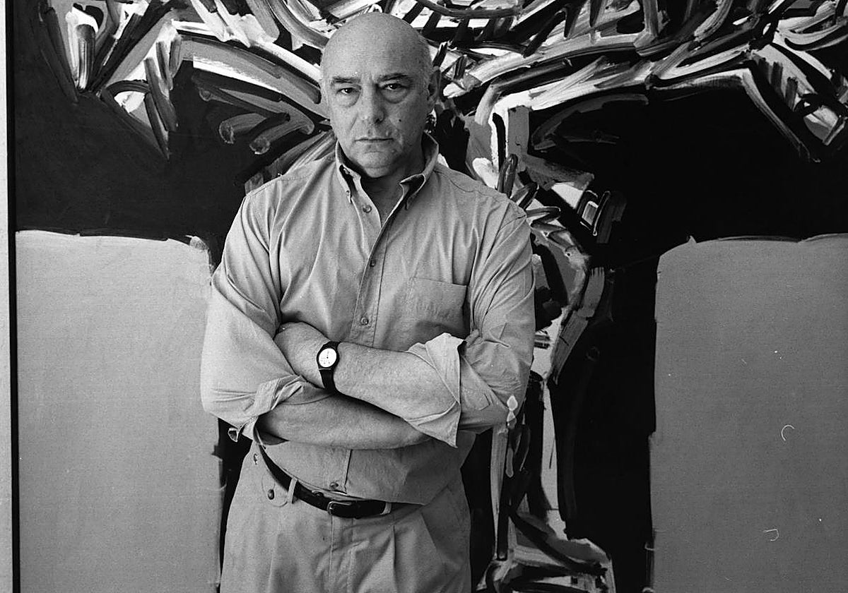 Imagen de Antonio Saura frente a una de sus obras