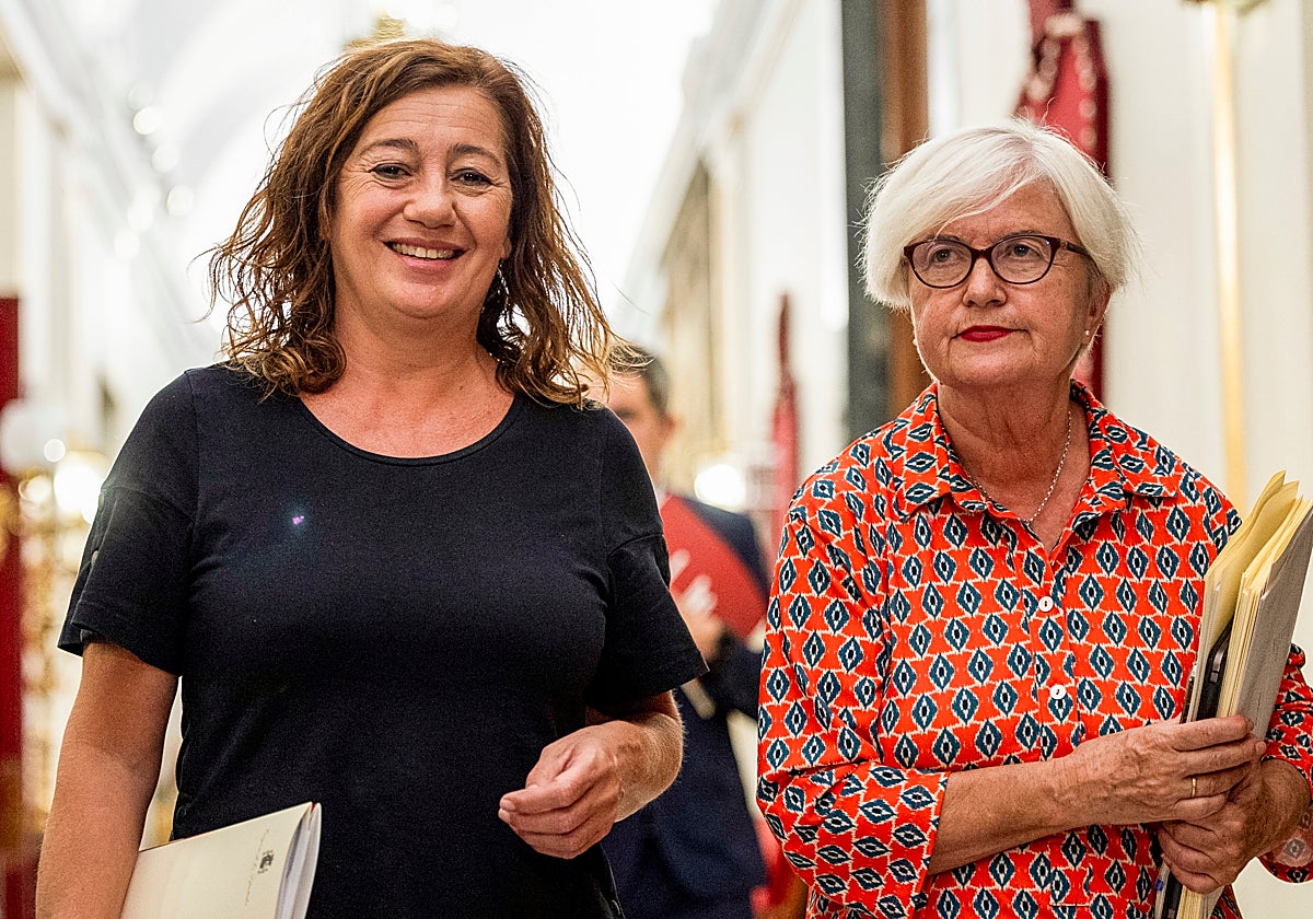 La presidenta del Congreso, Francina Armengol, y la diputada socialista, Isaura Leal, a su llegada este lunes a la reunión de la Mesa de la Cámara Baja