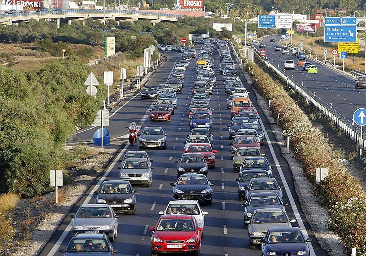 Imagen de uno de los atascos registrados este verano en la AP-4