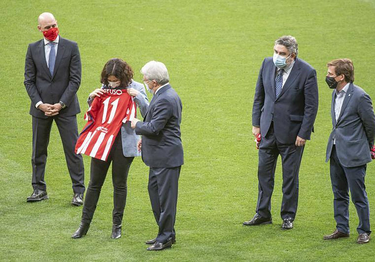 Díaz Ayuso, en el acto de entrega de la Copa de la Liga al Atlético de Madrid, en 2021, donde coincidió con Rubiales