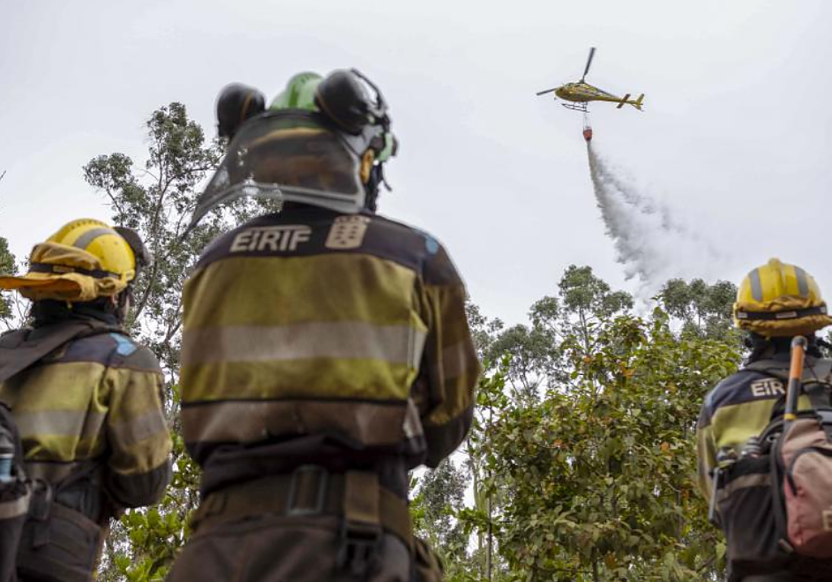 La EIRIF El Hierro trabaja por tierra mientras los medios aéreos descargan en La Hornaca