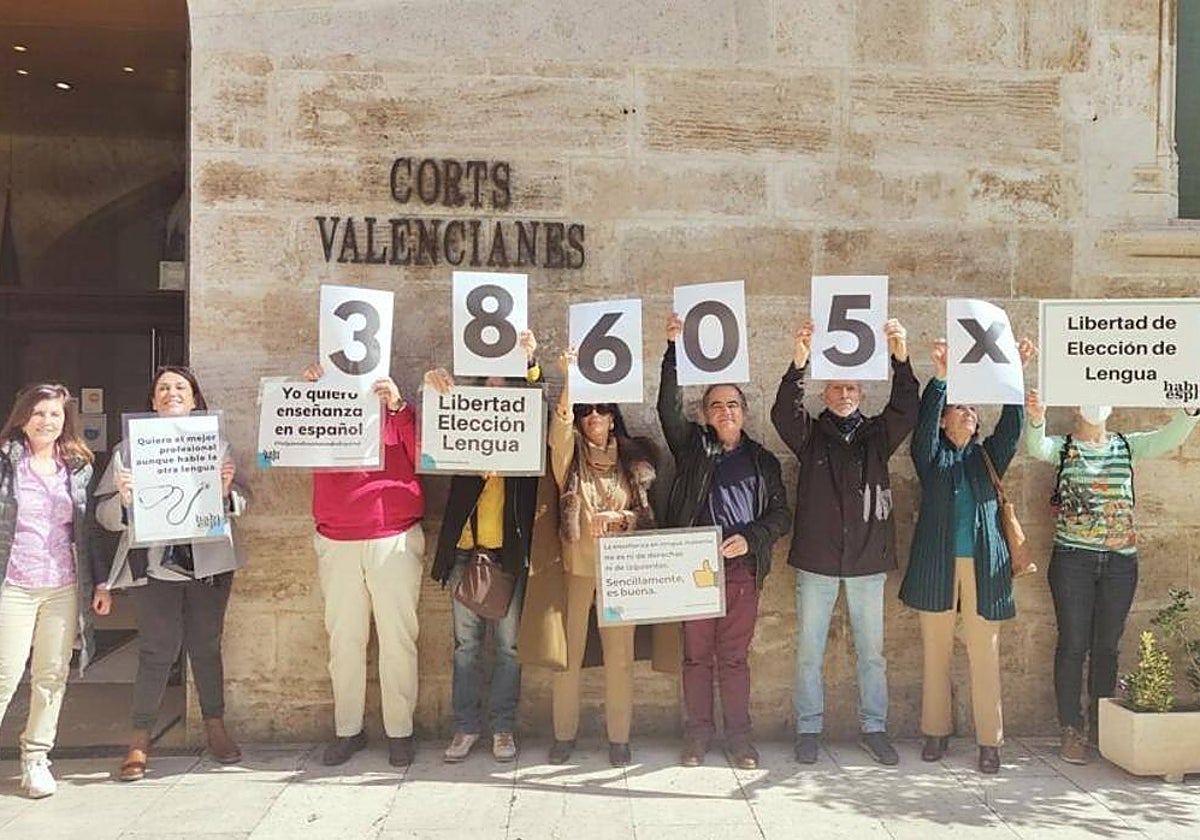 Imagen de archivo de representantes de Hablamos Español en las Cortes Valencianas