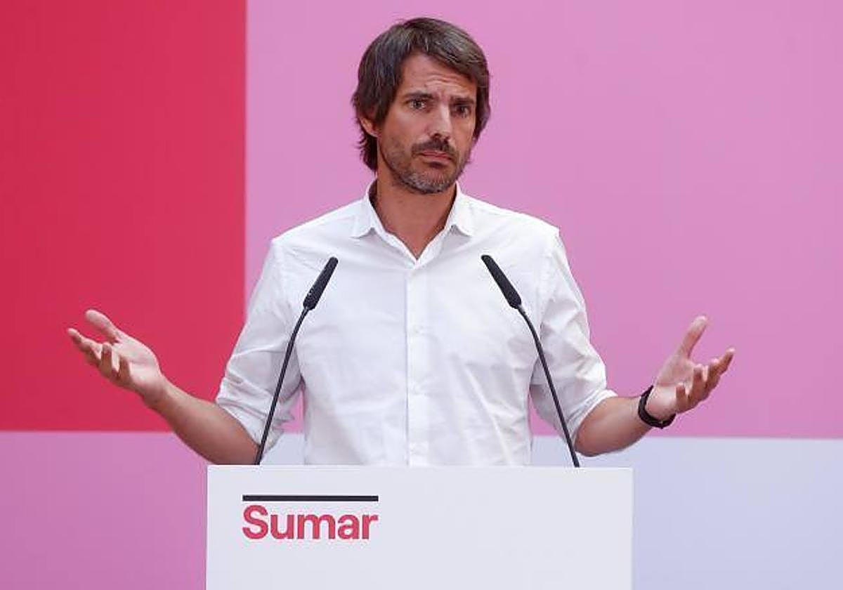 El portavoz de Sumar, Ernest Urtasun, durante una rueda de prensa este lunes