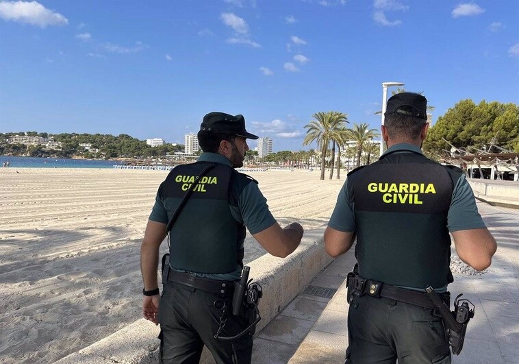 Dos guardias civiles en Ibiza, sacados del archivo