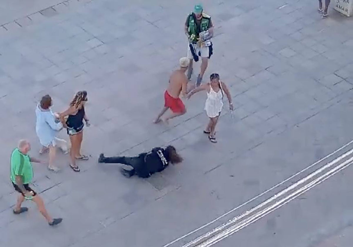 Imagen de la agresión a una agente de la Policía Local en Guardamar del Segura (Alicante)