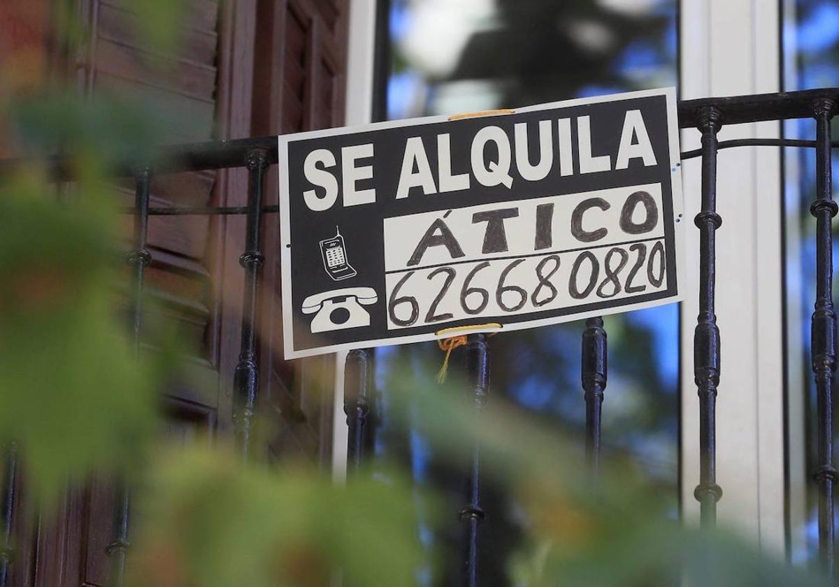 Cartel de alquiler en una terraza