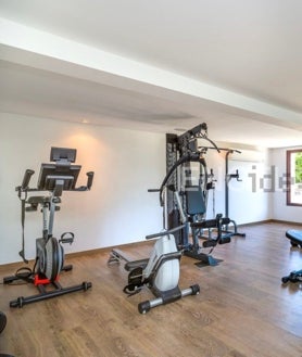 Imagen secundaria 2 - Salón, uno de los dormitorios y gimnasio de la vivienda