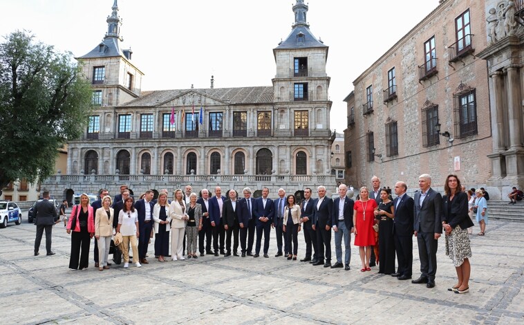 Imagen principal - Fotografía de familia de los ministros durante su paseo por el casco antiguo.  En otro, el alcalde muestra a Borrell, delante de Francisco Tierraseca, los gemelos damasquinados que acabó regalándole.  En esta línea, Margarita Robles, Carlos Velázquez y Josep Borrell. 