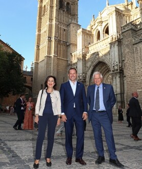 Imagen secundaria 2 - Fotografía de familia de los ministros durante su paseo por el casco antiguo.  En otro, el alcalde muestra a Borrell, delante de Francisco Tierraseca, los gemelos damasquinados que acabó regalándole.  En esta línea, Margarita Robles, Carlos Velázquez y Josep Borrell. 