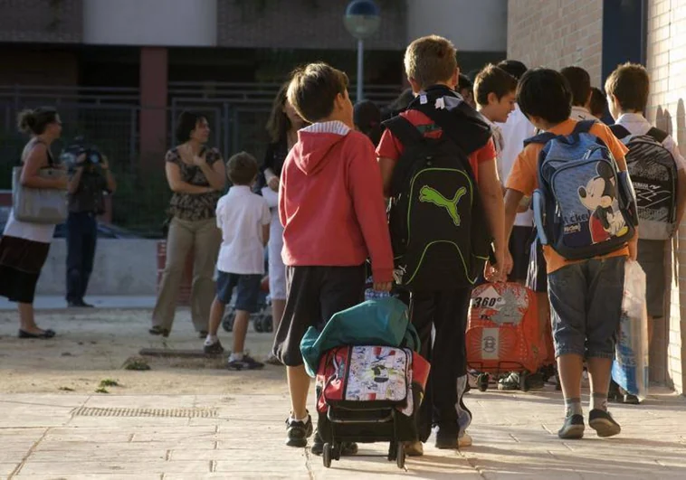 Niños que ingresan a su escuela el primer día del nuevo curso