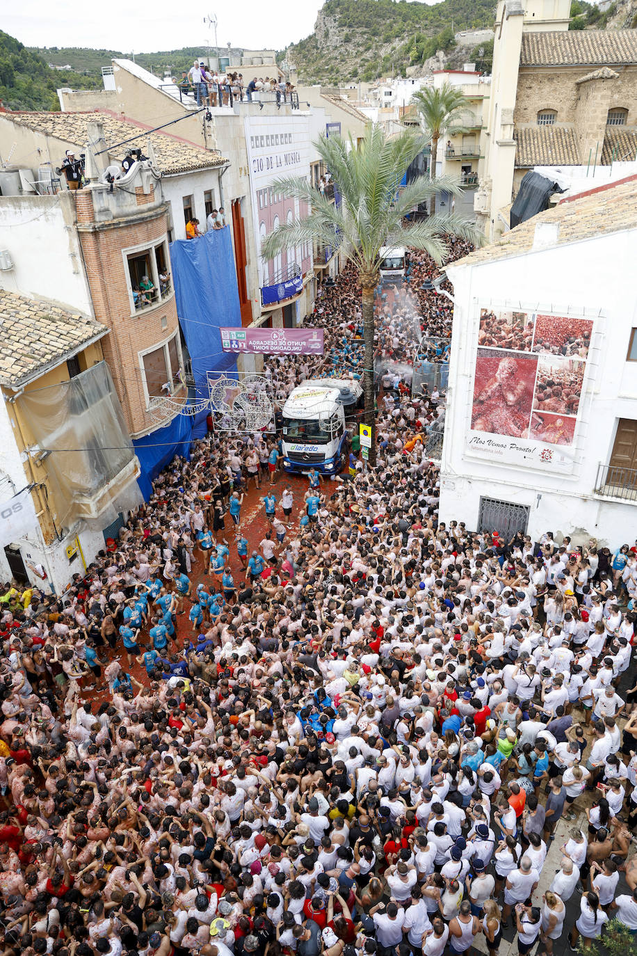 Vista general de la multitud concentrada en Buñol para disfrutar de la fiesta de la Tomatina