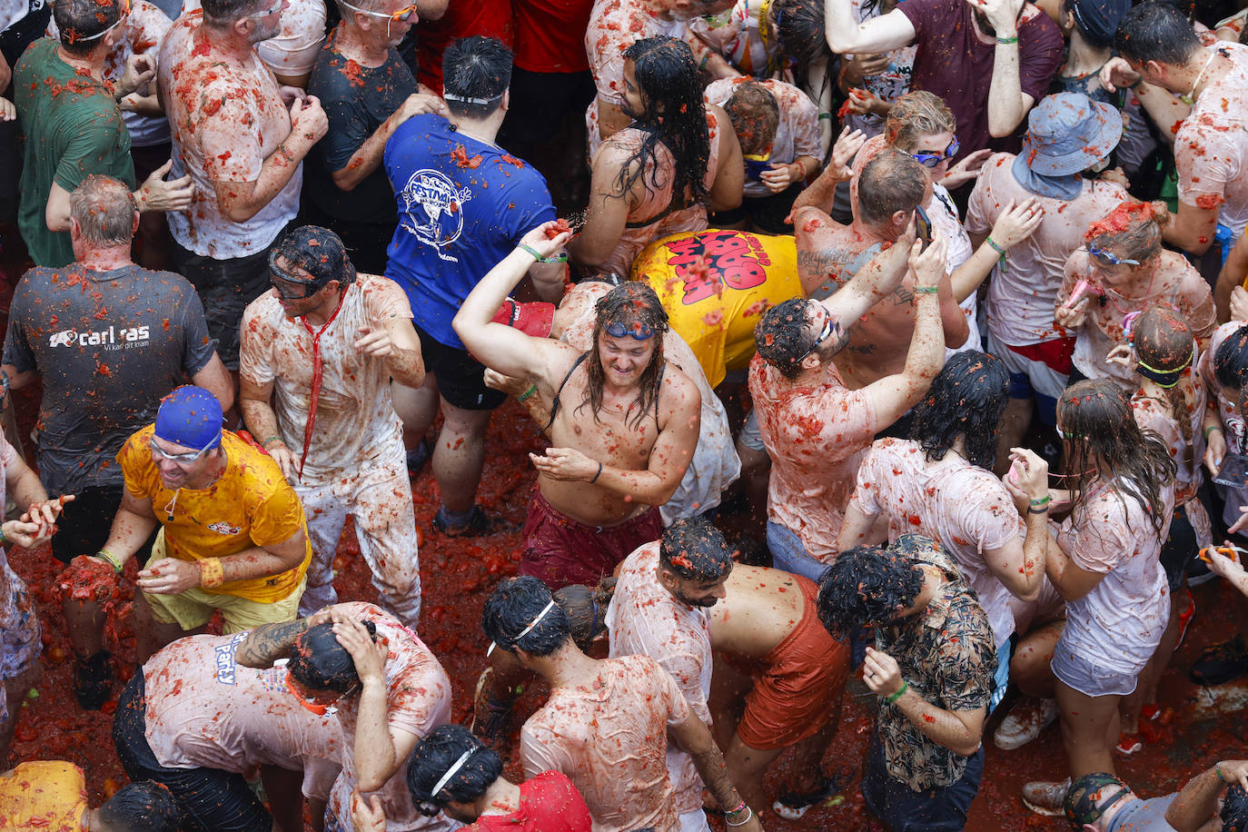 La guerra de tomates es parte de la diversión en la celebración de la Tomatina