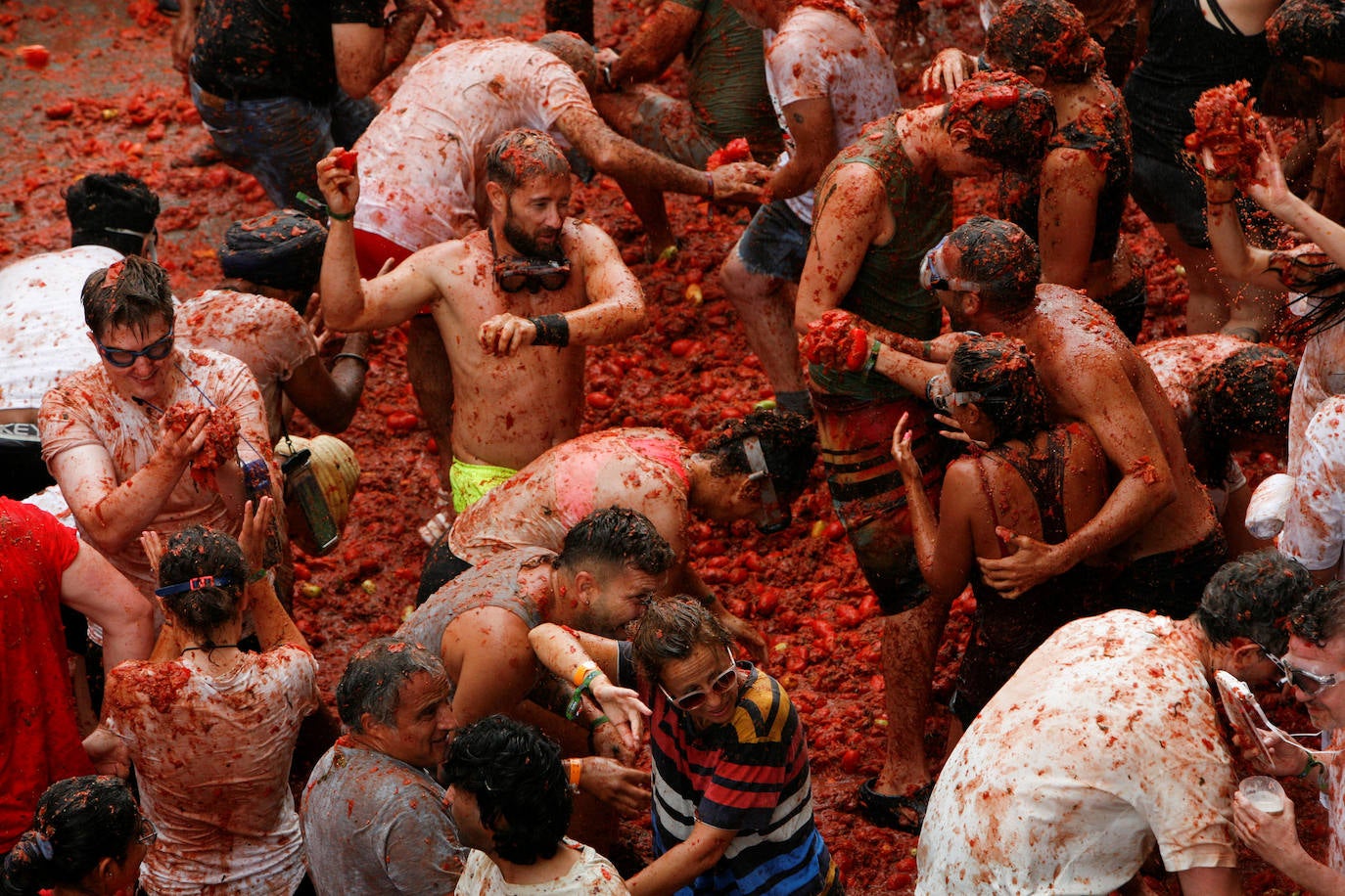 Buñol  se ha vuelto a teñir de rojo con los 120.000 kilos de munición festiva (tomates) que se disparan en la Tomatina, una de las fiestas españolas más internacionales