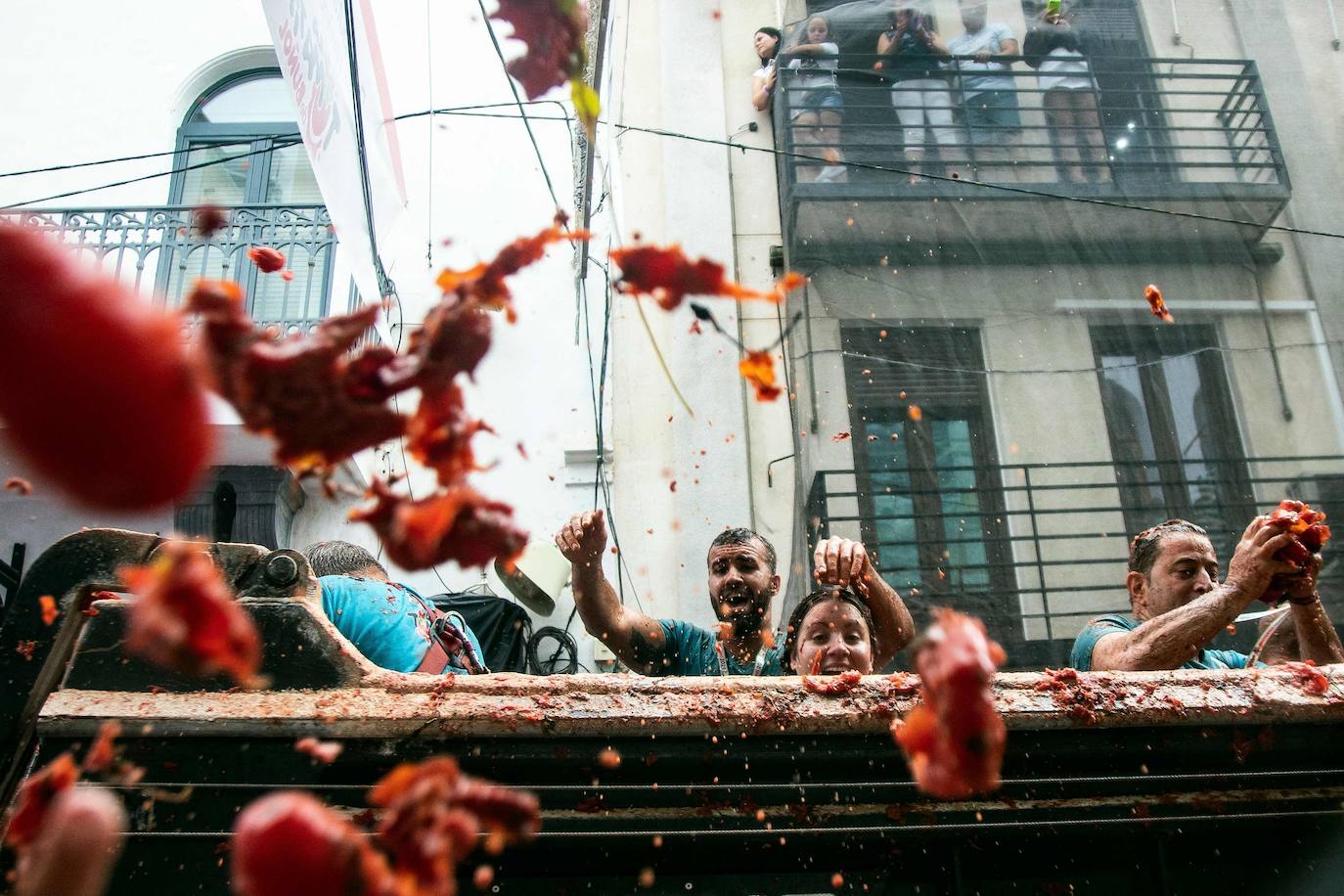 Con la descarga de miles de kilos de tomate ha dado inicio la Tomatina 2023