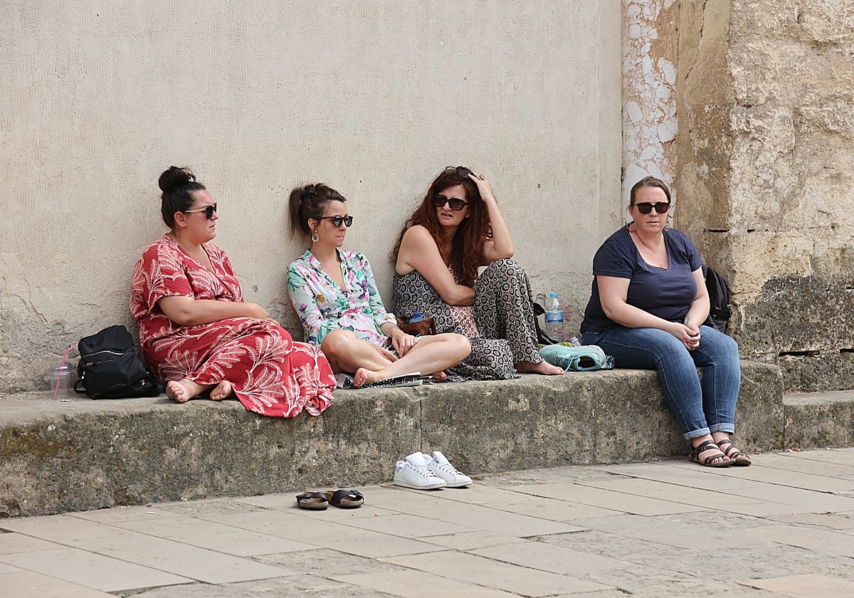Cuatro jóvenes en el Patio de los Naranjos