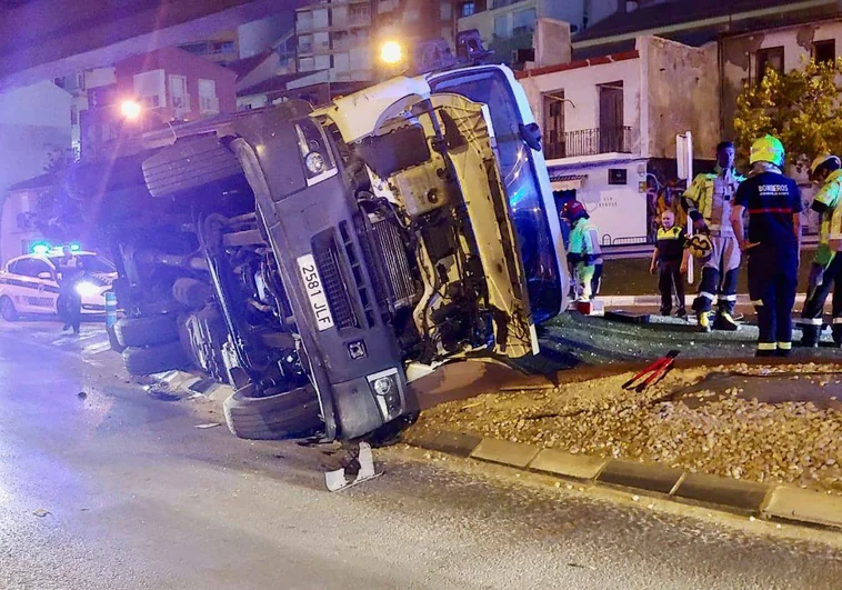 Imagen del camión de la basura volcado en Alicante