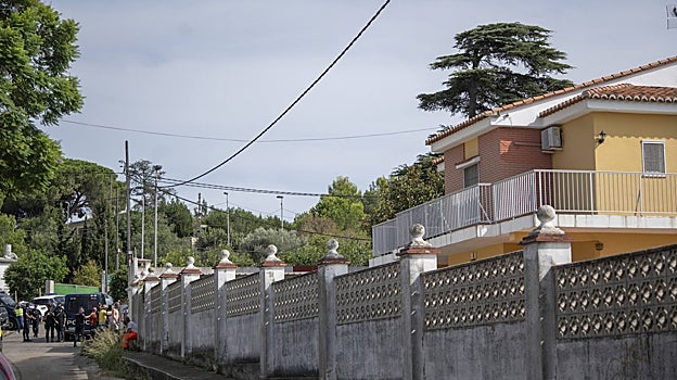 Imagen del exterior de la casa de Alzira (Valencia) en la que se ha desplegado el operativo policial