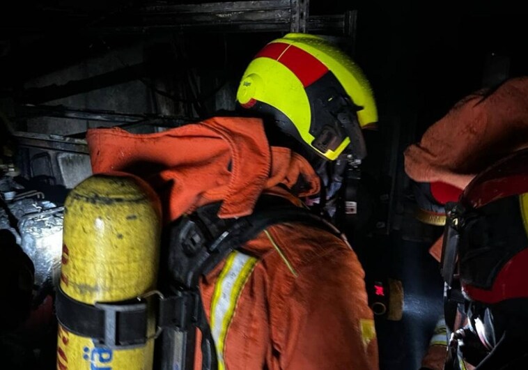 Imagen de archivo de un bombero en un incendio en una casa.