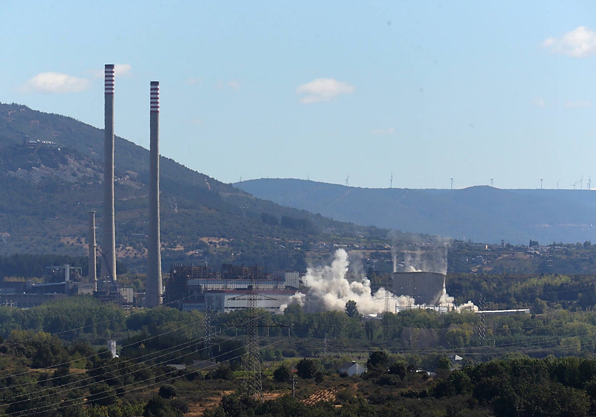 Derribo de las torres de la central de Compostilla II