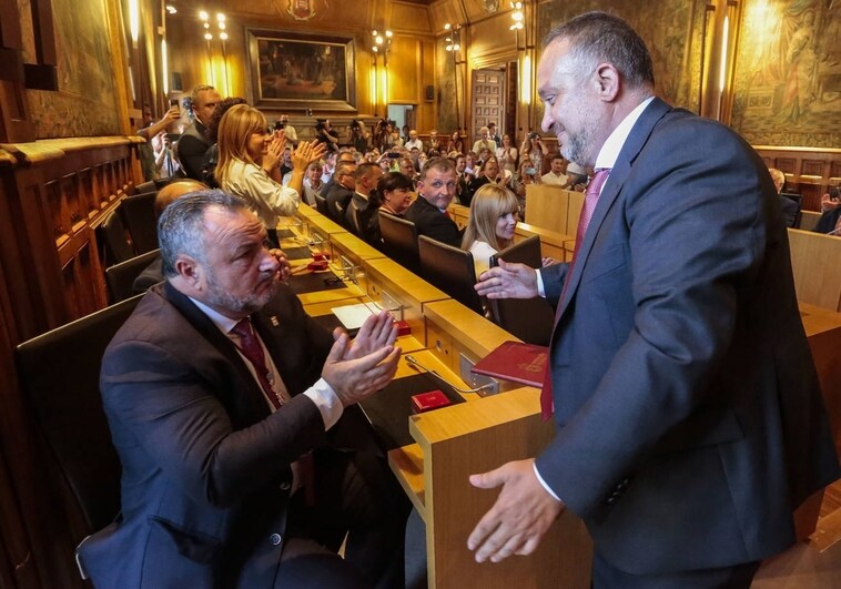 Gerardo Álvarez Courel saluda a su antecesor en el cargo, Eduardo Morán, tras asumir la presidencia, hace unos días