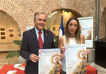 Claveles azules y blancos para la Virgen del Prado, patrona de Talavera de la Reina