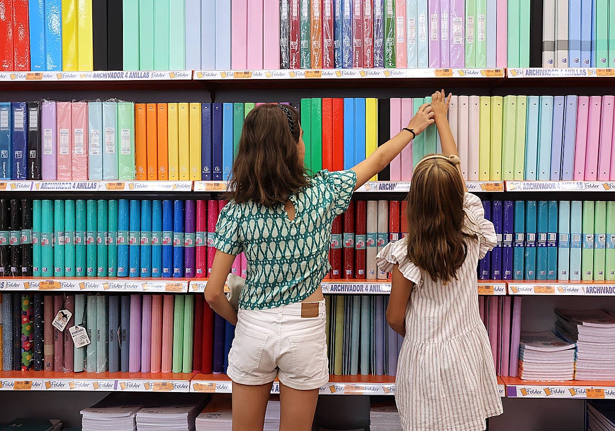 Dos niñas buscan material escolar