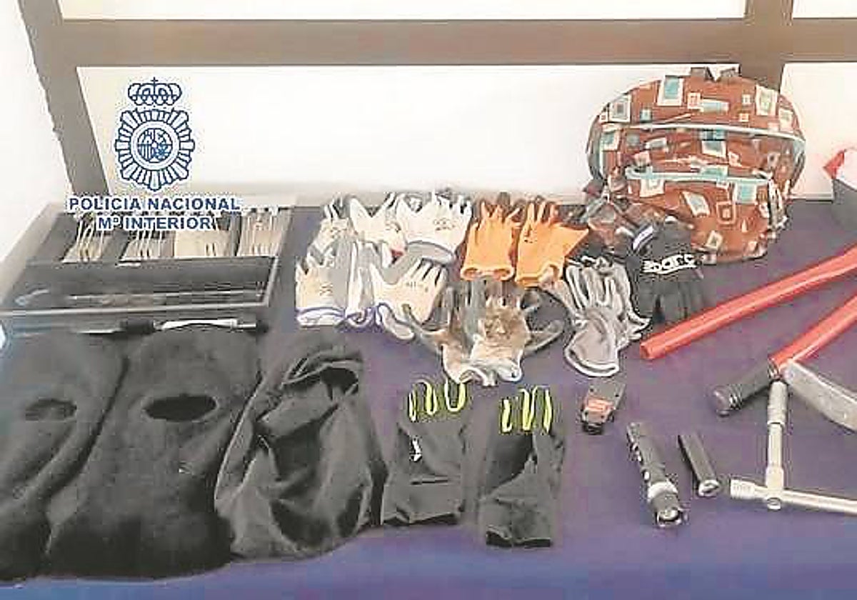 Herramientas intervenidas en el coche de los aluniceros