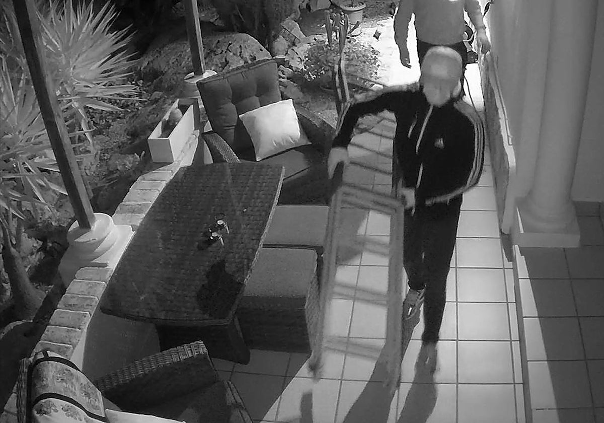 Imagen de uno de los ladrones durante los robos perpetrados en viviendas alicantinas