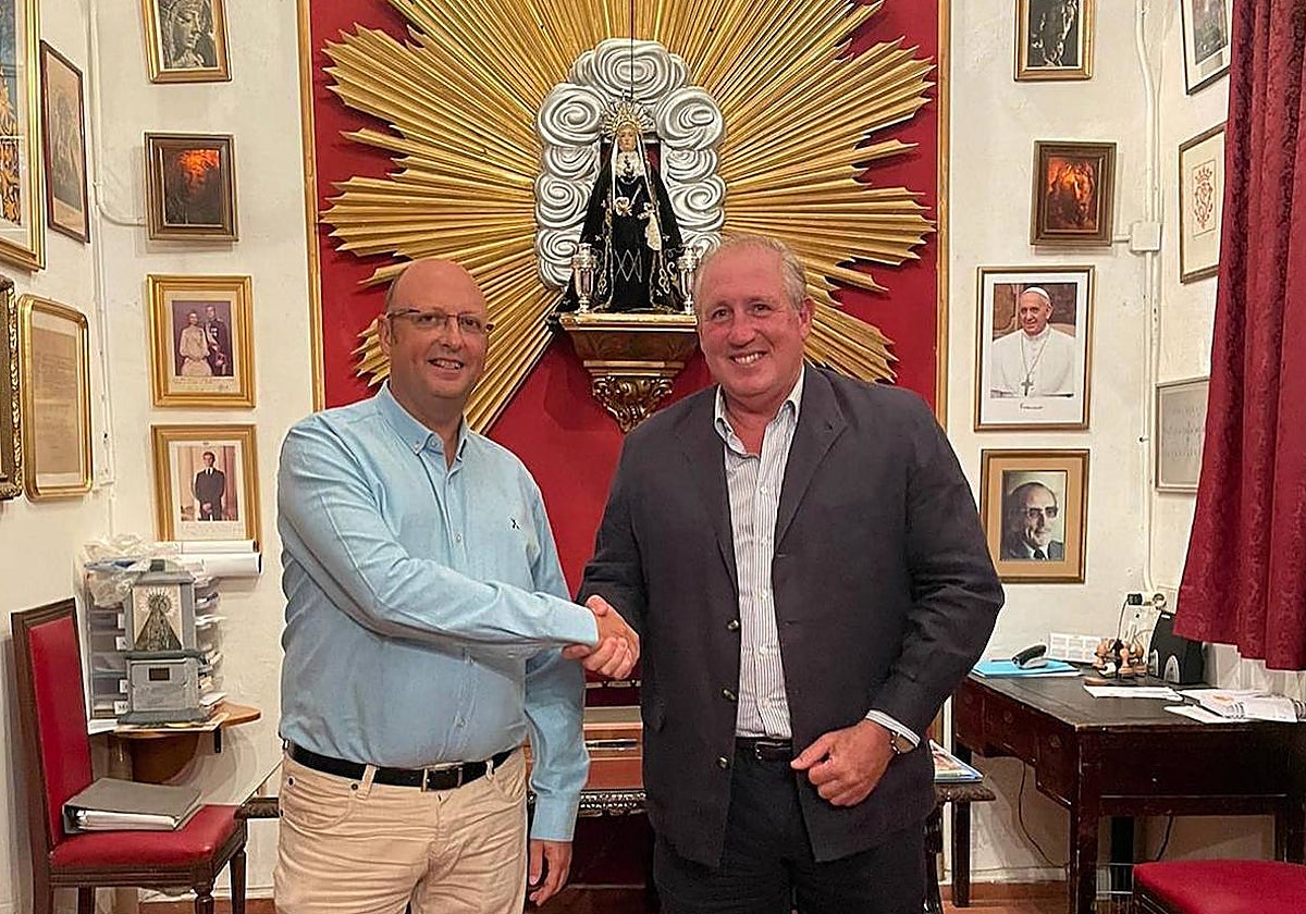 El nuevo capataz de la Virgen de los Dolores, José Rodríguez Alarcón, junto al hermano mayor, José María Herrero