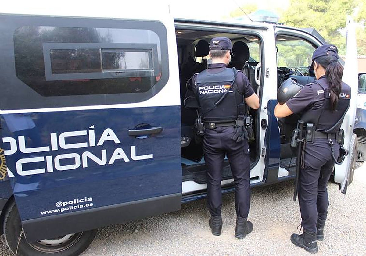Imagen de archivo de una dotación de la Policía Nacional en Valencia