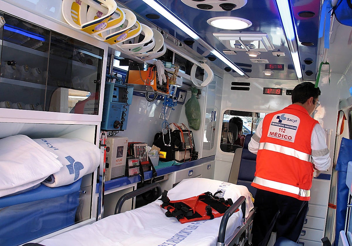 Interior de una ambulancia de Sacyl en una imagen de archivo