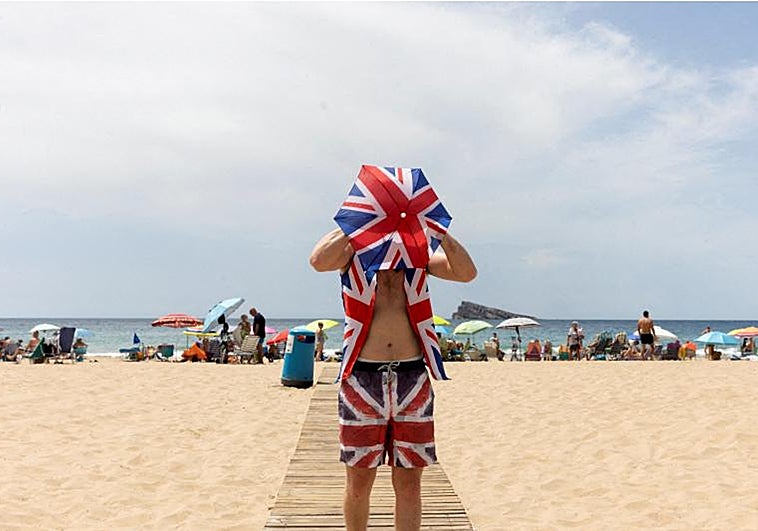 Un turista británico en la playa de Benidorm.