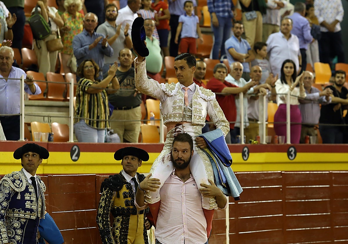 Galván es paseado a hombros