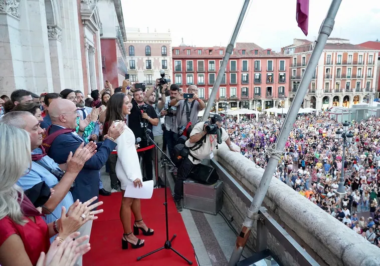 Alba Oliveros, ayer desde el balcón del Ayuntamiento