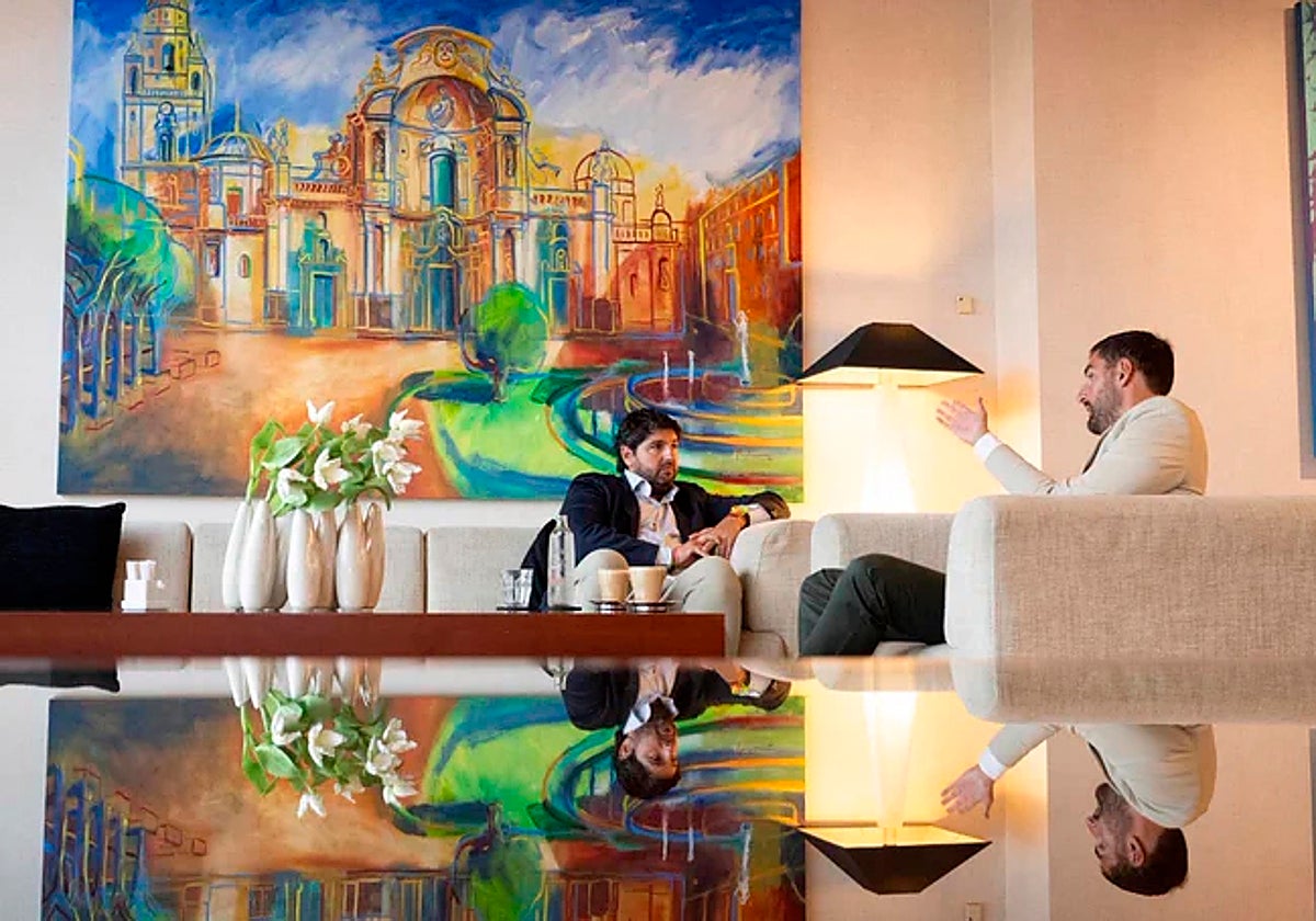 El presidente en funciones de la Región de Murcia, Fernando López Miras, y el líder de Vox en la Región, José Ángel Antelo