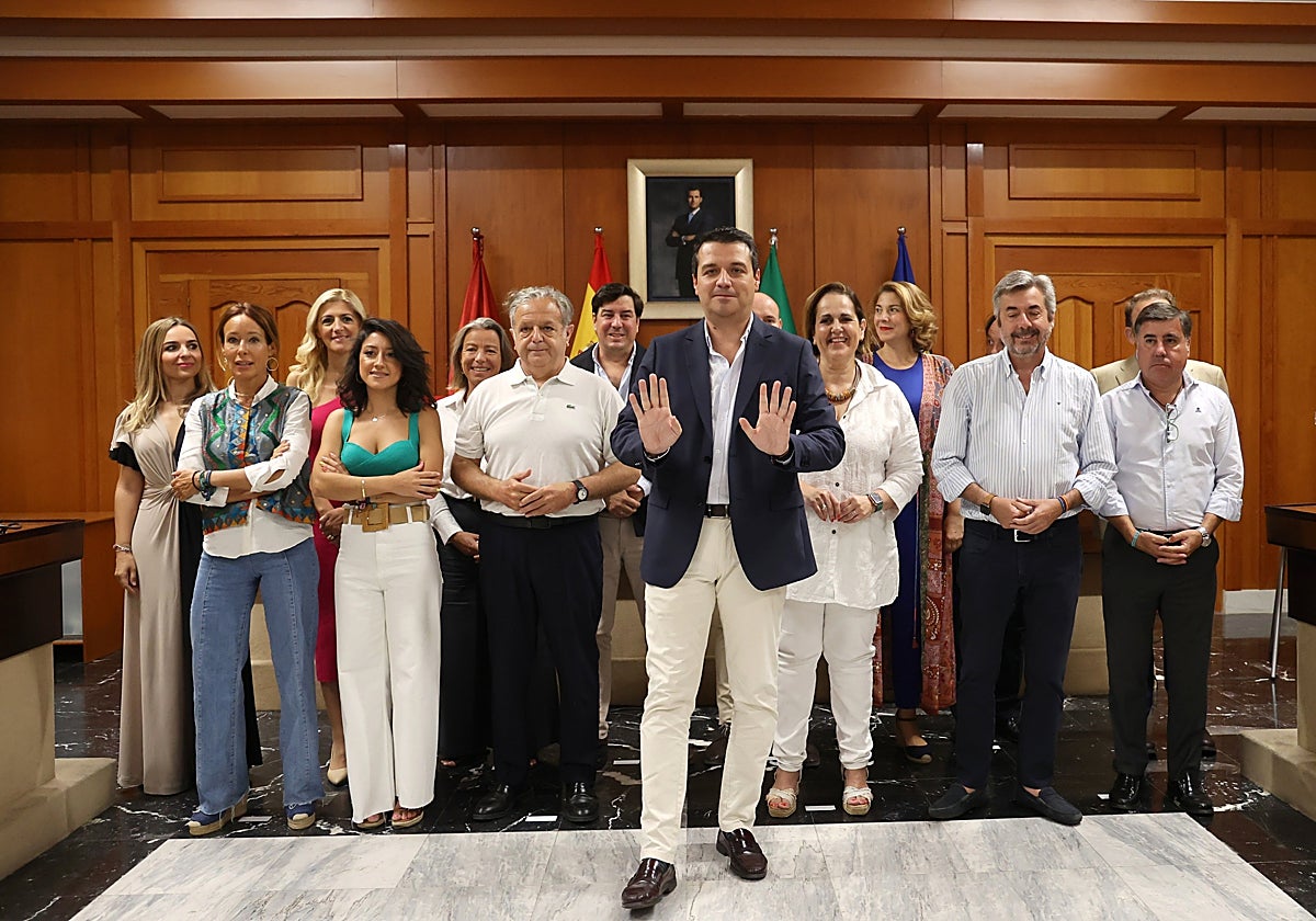 El alcalde de Córdoba, José María Bellido, junto a los concejales del PP en Capitulares