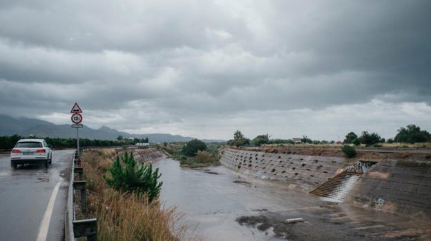 Un vehículo circula por una carretera afectada por las fuertes precipitaciones.