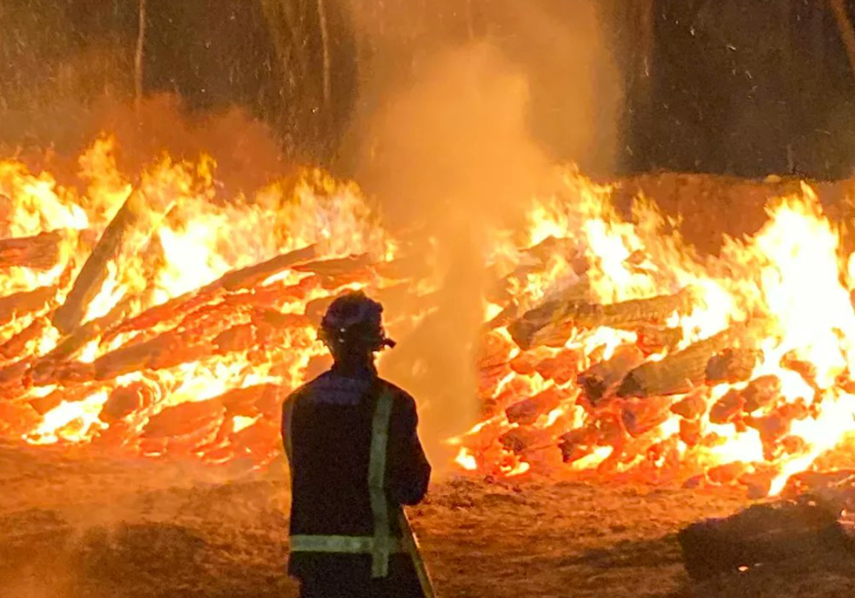 Trabajos contra el fuego de los efectivos en el incendio en Tenerife